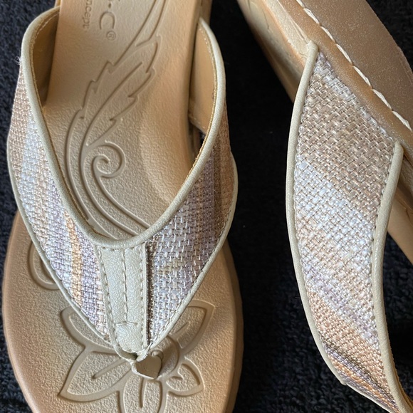 B.O.C. By Born Women’s Zeva Sand Stripe Fabric - Size 7 (Euro 37). NIB - Picture 3 of 7